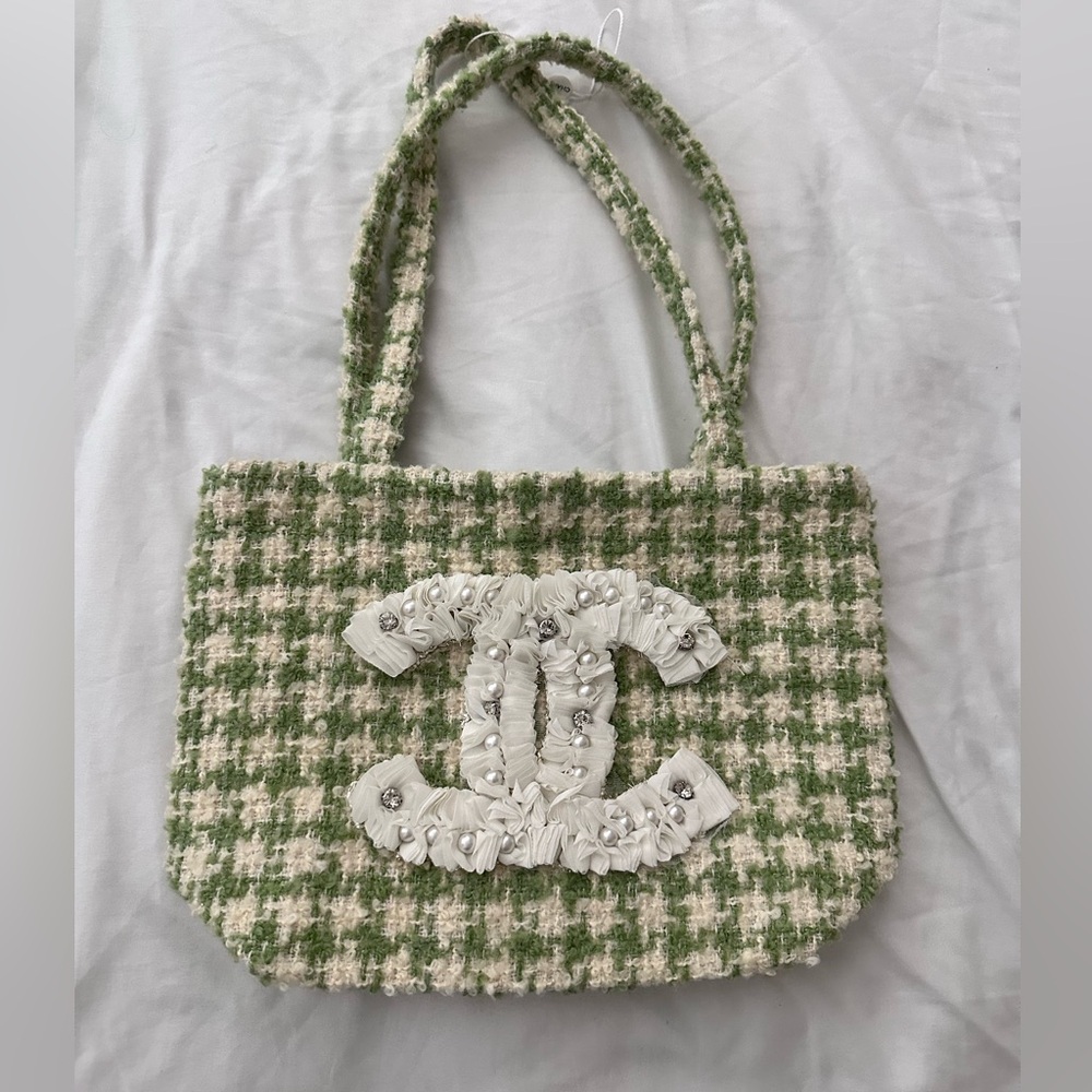 Tweed VIP/Complimentary CHANEL small bag